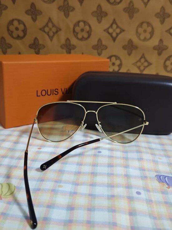 ℒ Women\'s Louis Vuitton Sunglasses main image 4